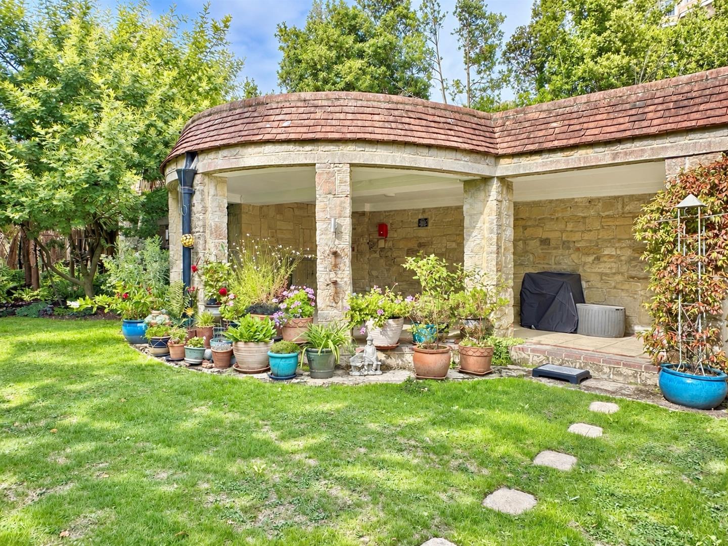 2 bed property in Albany Road, St. Leonards-On-Sea